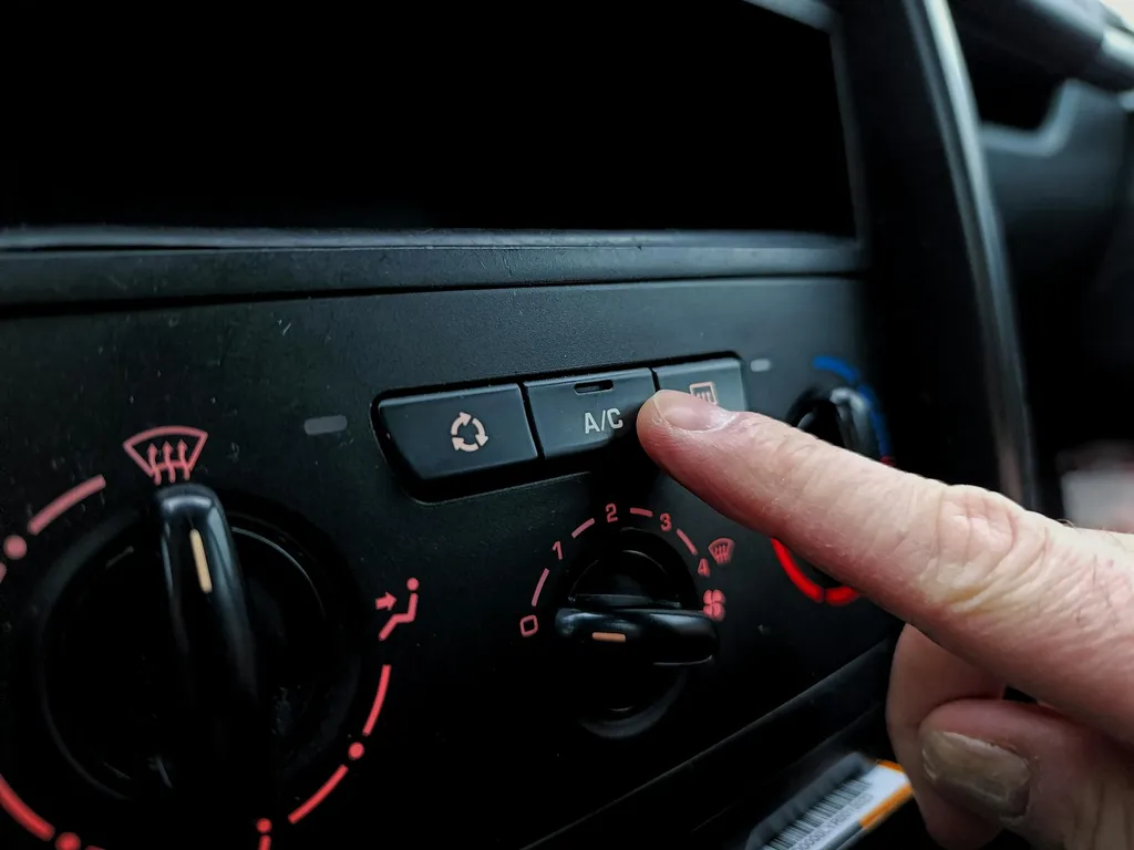 Comment savoir si la clim de votre voiture doit être rechargée ?
