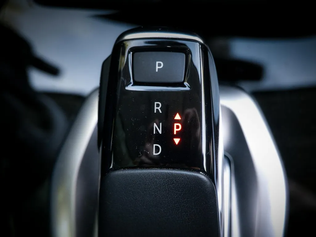 Ma voiture automatique recule en pente, est ce normal et que faire pour l'empêcher ?