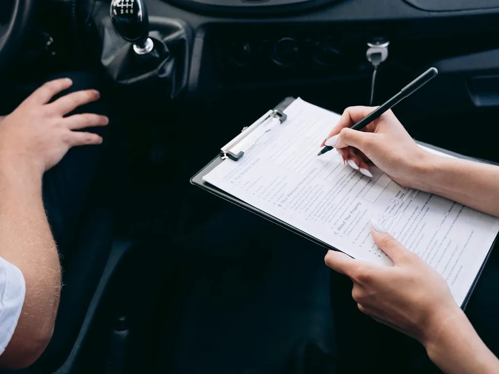 Trouver une assurance auto après résiliation et reprendre le volant légalement, au meilleur prix