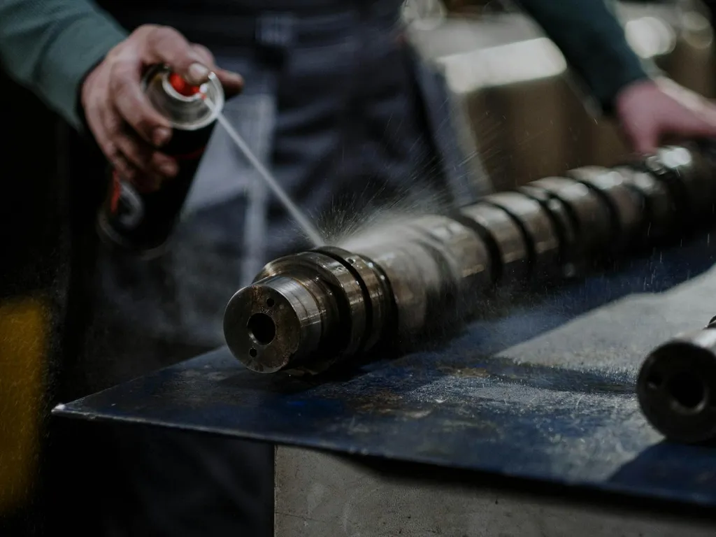 Nettoyer un moteur en toute sécurité, étape par étape, pour repérer les fuites et préserver ses performances